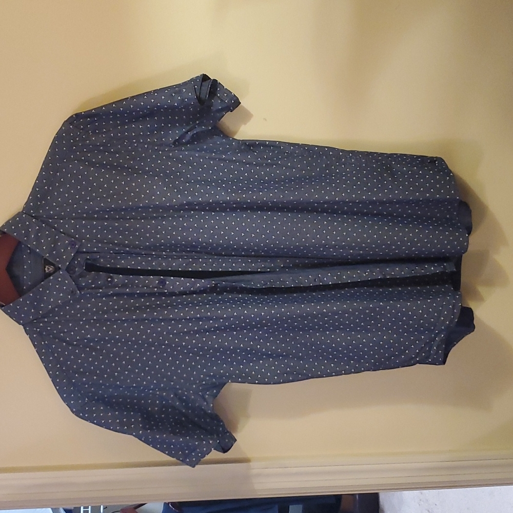 Casual men's short sleeve button down shirt